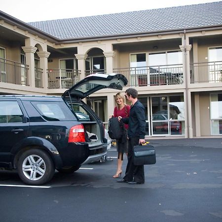 Salerno Motel Apartments Christchurch Exteriör bild A hotel porter assisting a guest