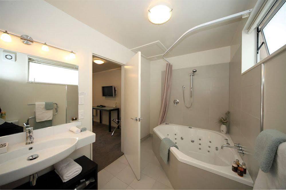Salerno Motel Apartments Christchurch Exteriör bild A bathroom in a hotel