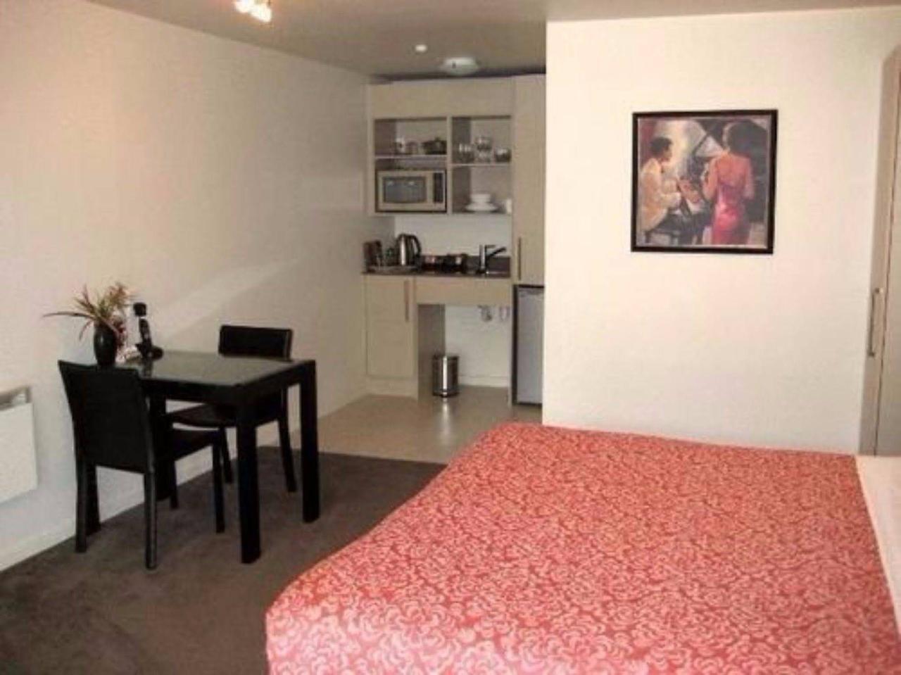 Salerno Motel Apartments Christchurch Exteriör bild A studio apartment in New Zealand