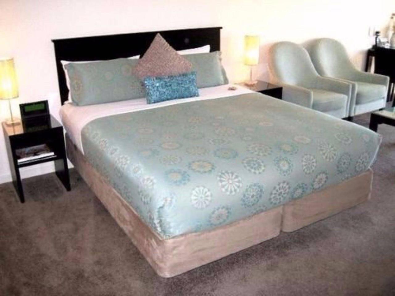 Salerno Motel Apartments Christchurch Exteriör bild A bed with a bed skirt