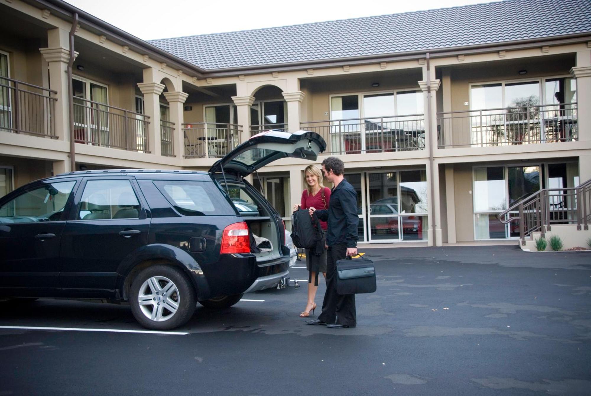 Salerno Motel Apartments Christchurch Exteriör bild A hotel porter assisting a guest