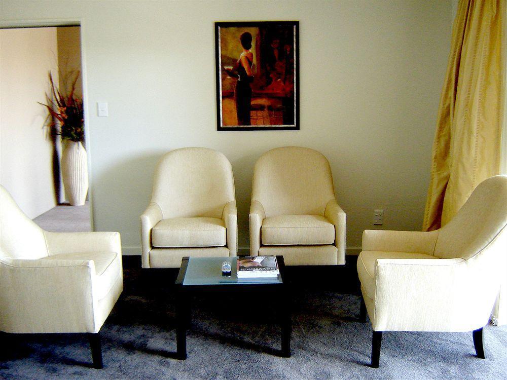 Salerno Motel Apartments Christchurch Exteriör bild A living room