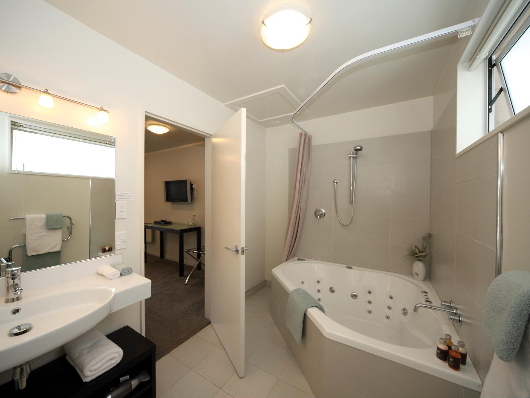 Salerno Motel Apartments Christchurch Exteriör bild A modern bathroom