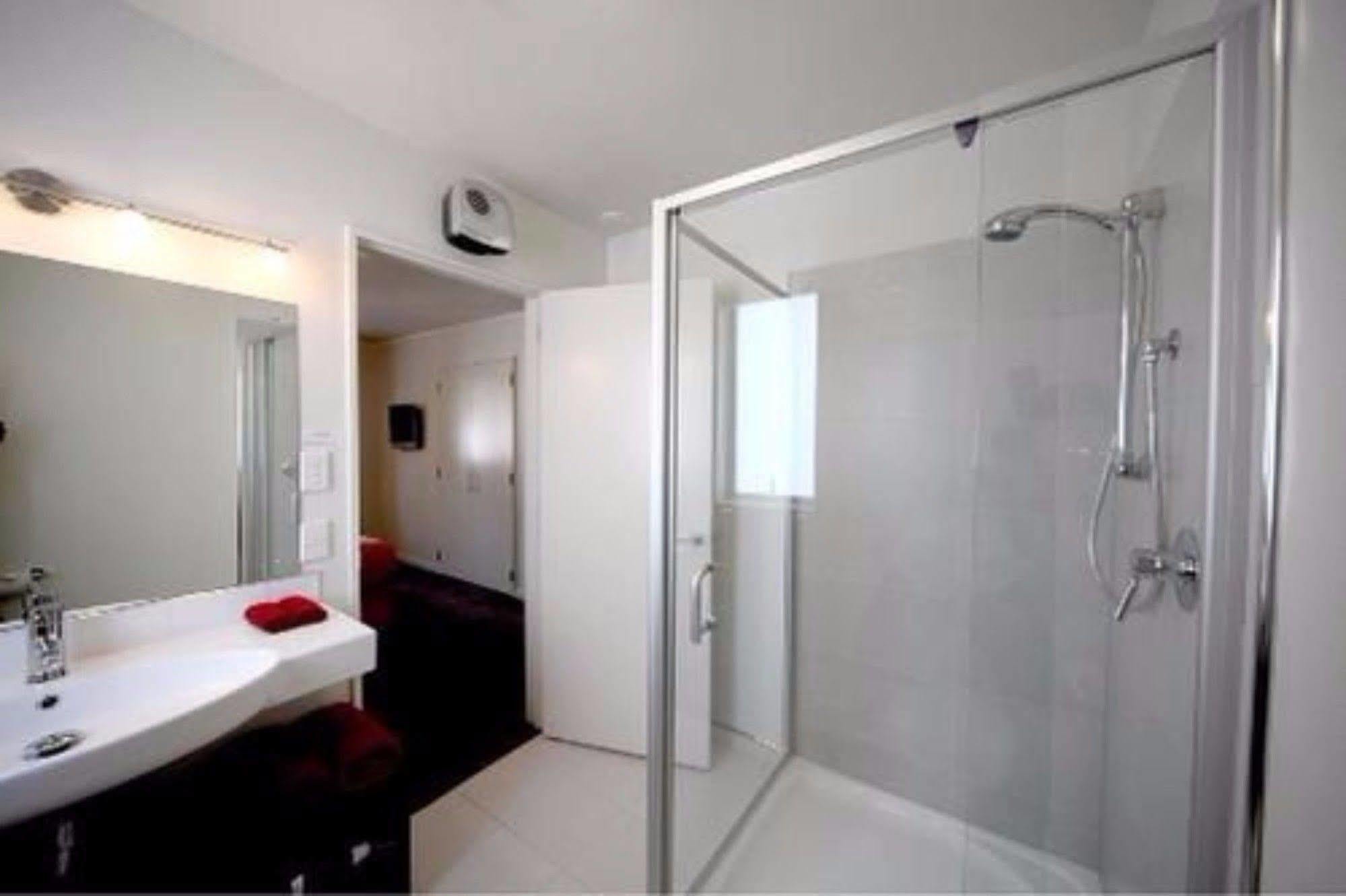 Salerno Motel Apartments Christchurch Exteriör bild A shower cubicle