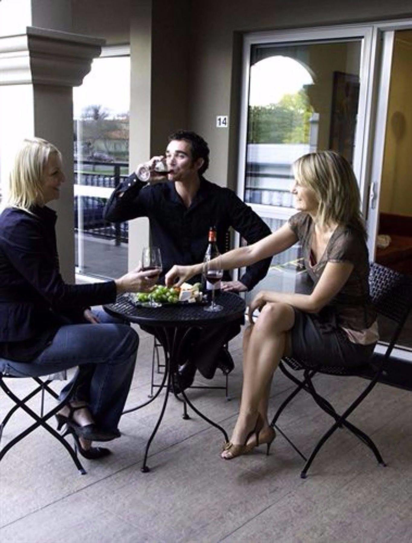 Salerno Motel Apartments Christchurch Exteriör bild A wine tasting