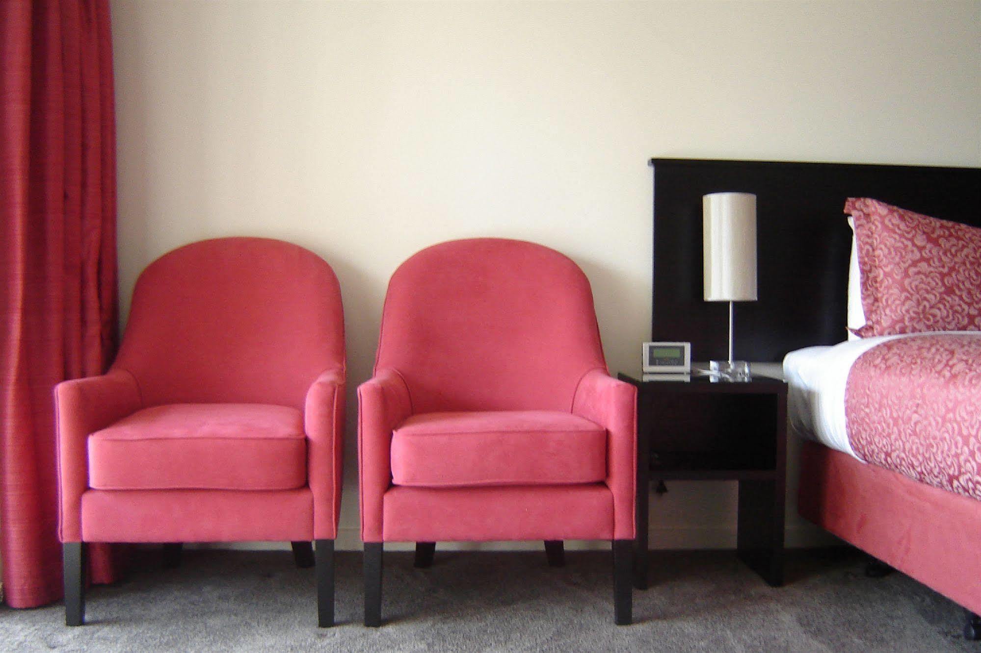 Salerno Motel Apartments Christchurch Exteriör bild A pair of club chairs