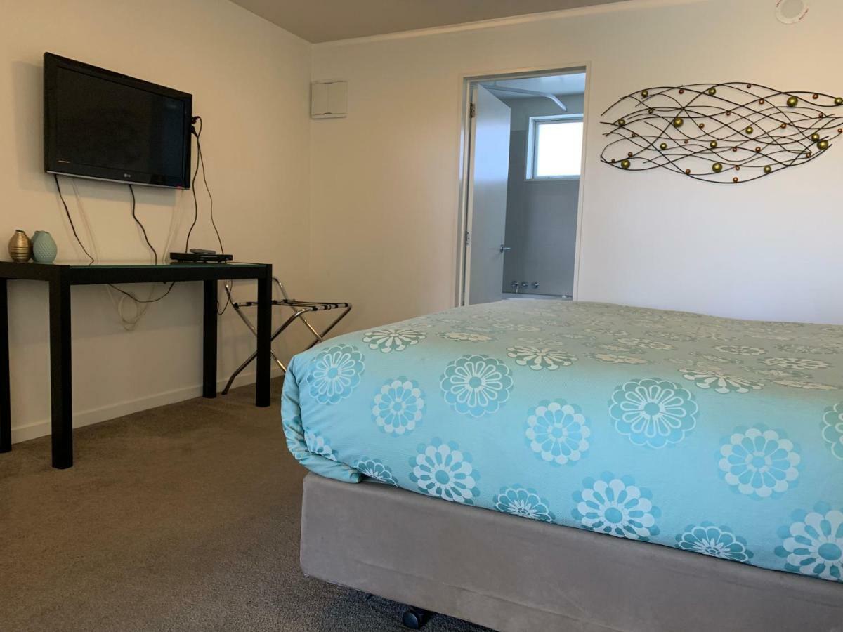 Salerno Motel Apartments Christchurch Exteriör bild A bedroom at the motel