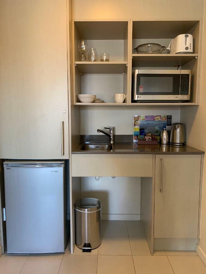 Salerno Motel Apartments Christchurch Exteriör bild A kitchenette in a hotel room