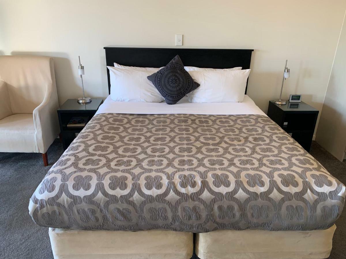 Salerno Motel Apartments Christchurch Exteriör bild A bed in a hotel room