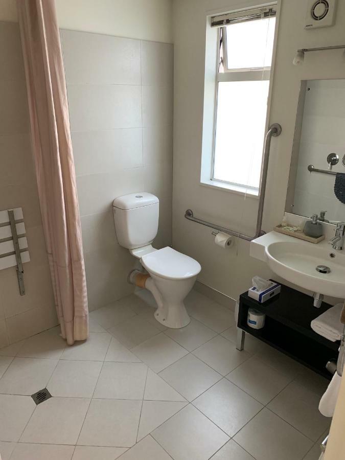 Salerno Motel Apartments Christchurch Exteriör bild A modern bathroom in a hotel