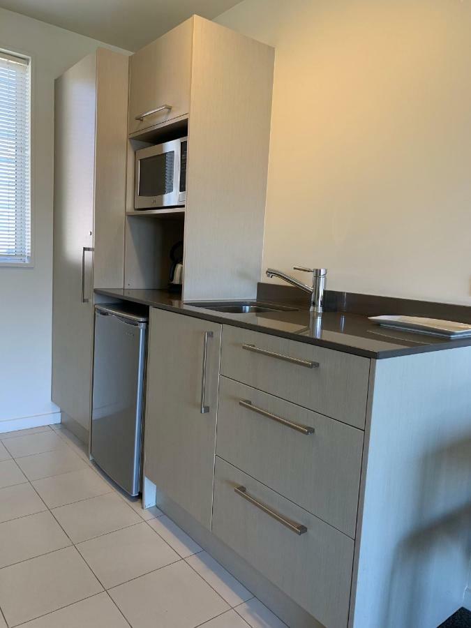 Salerno Motel Apartments Christchurch Exteriör bild A kitchenette in a hotel room