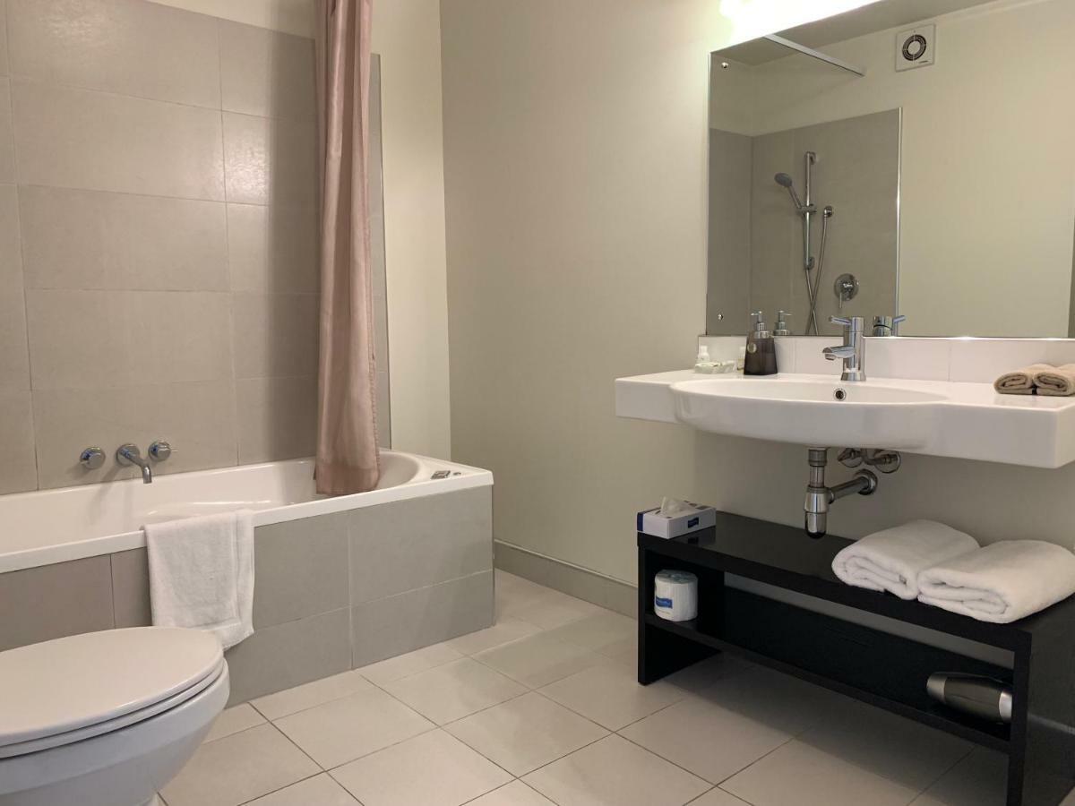 Salerno Motel Apartments Christchurch Exteriör bild Bathroom in a hotel
