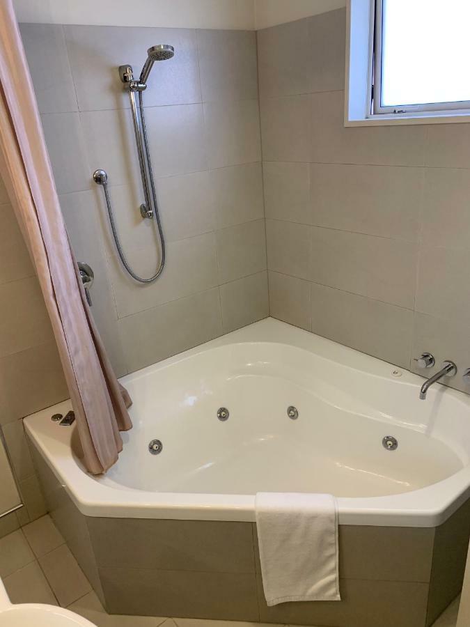 Salerno Motel Apartments Christchurch Exteriör bild A shower curtain in a bathtub